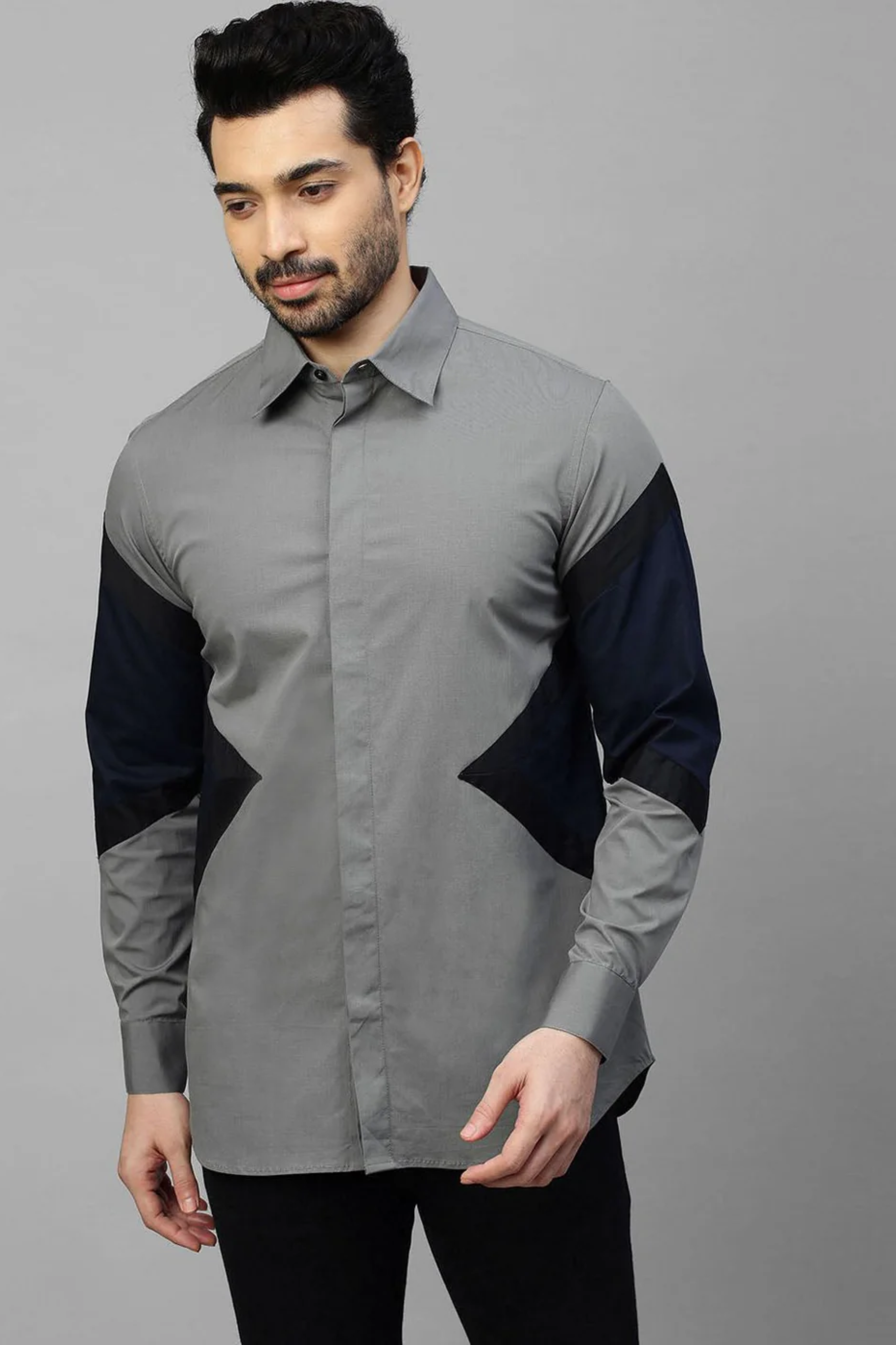 Grey shirt with arrow feature