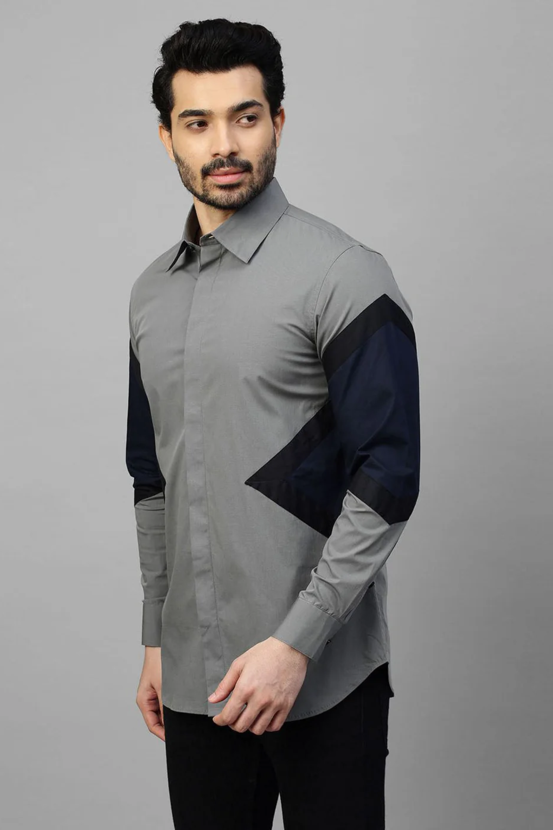 Grey shirt with arrow feature