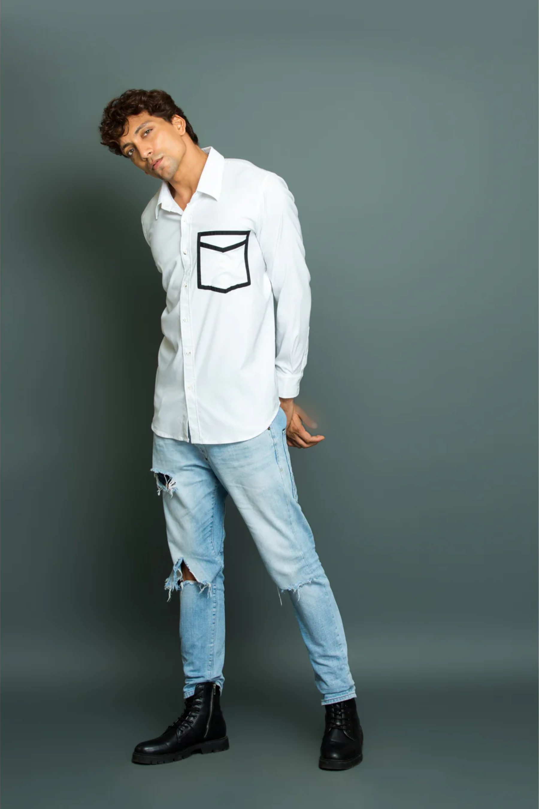 White classic shirt with contrast postman pocket.