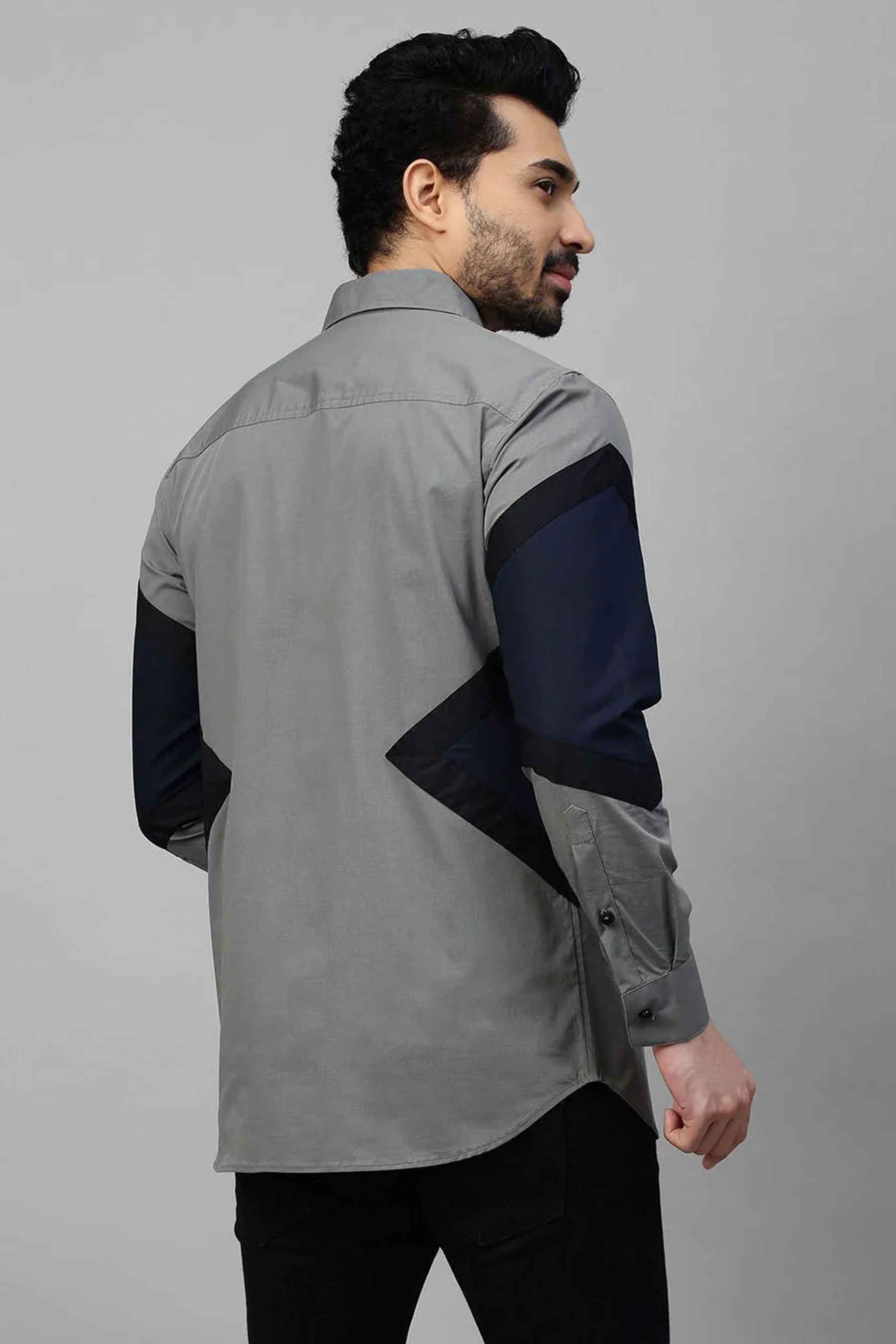 Grey shirt with arrow feature