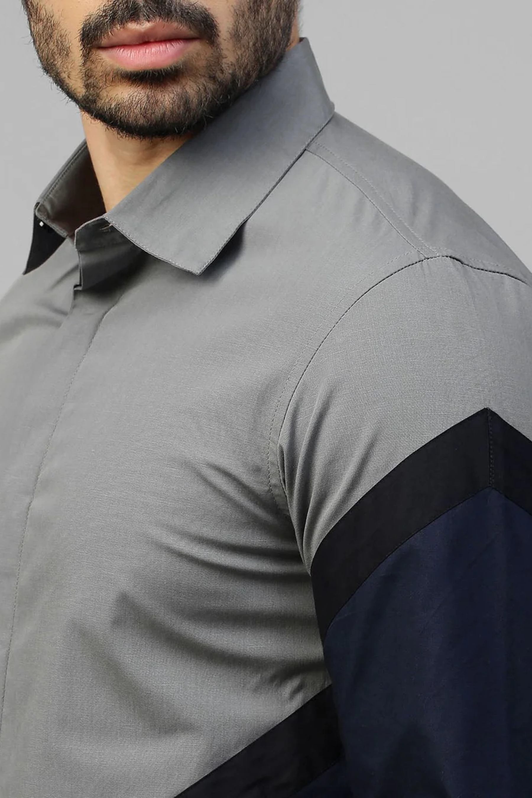 Grey shirt with arrow feature