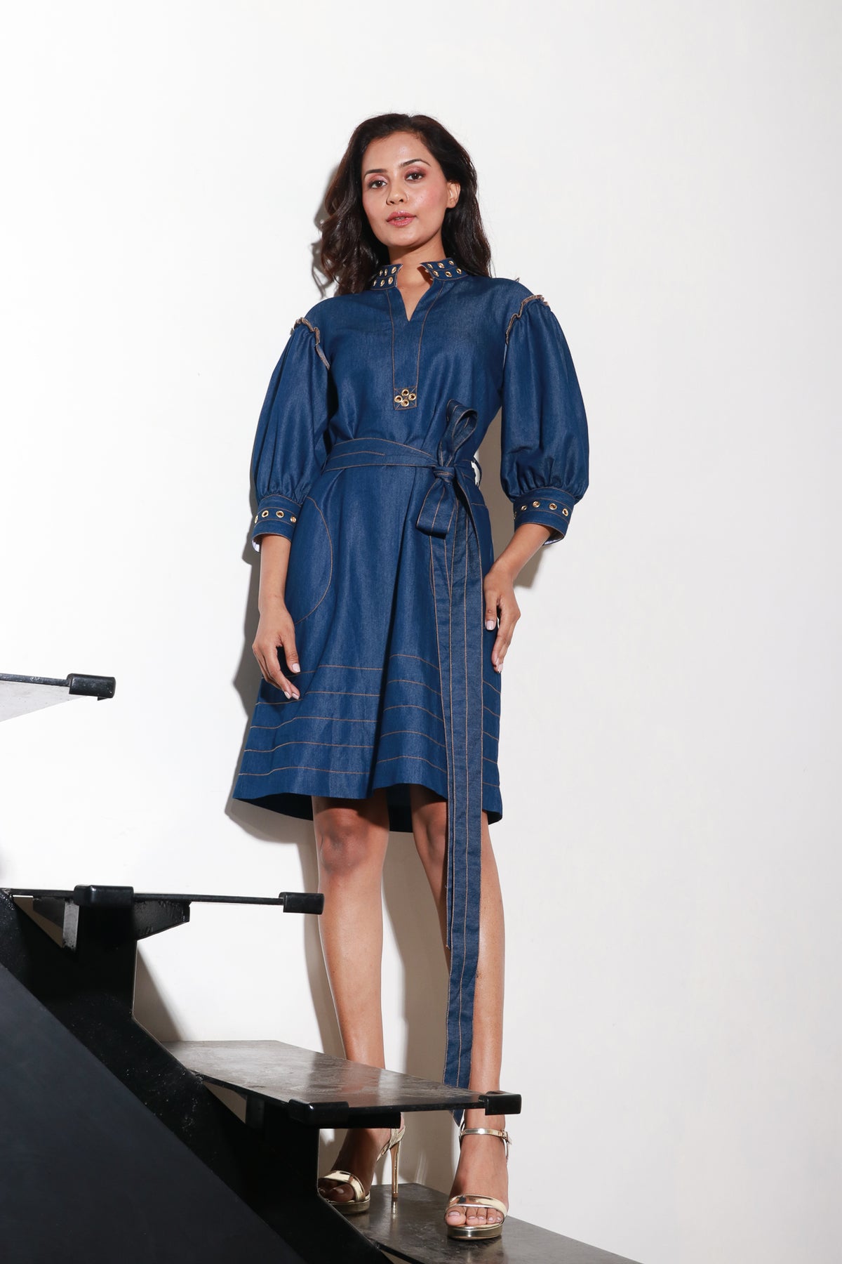 Denim balloon sleeves dress with contrast stitching with belt accessory.