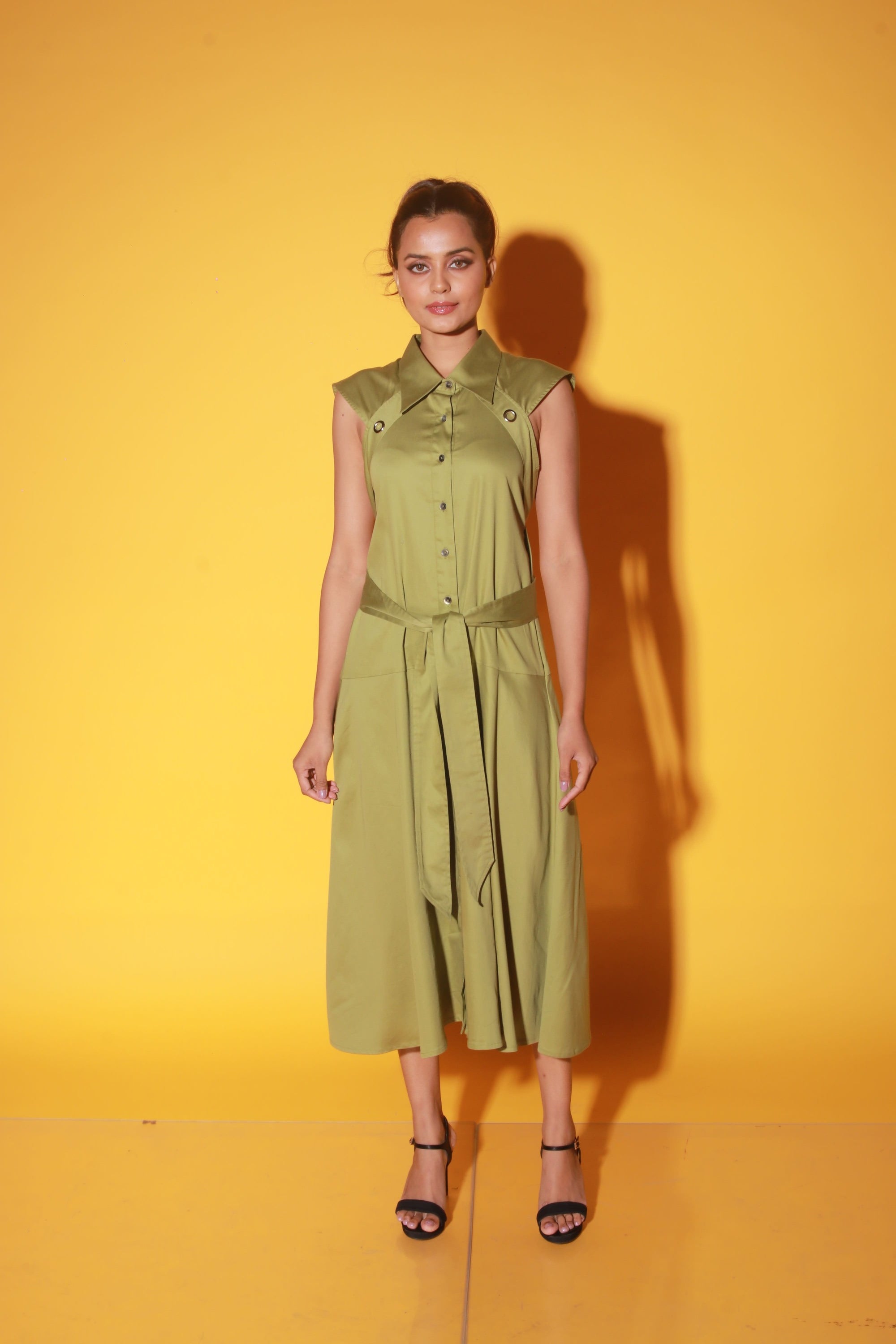 Knee length dress with collar