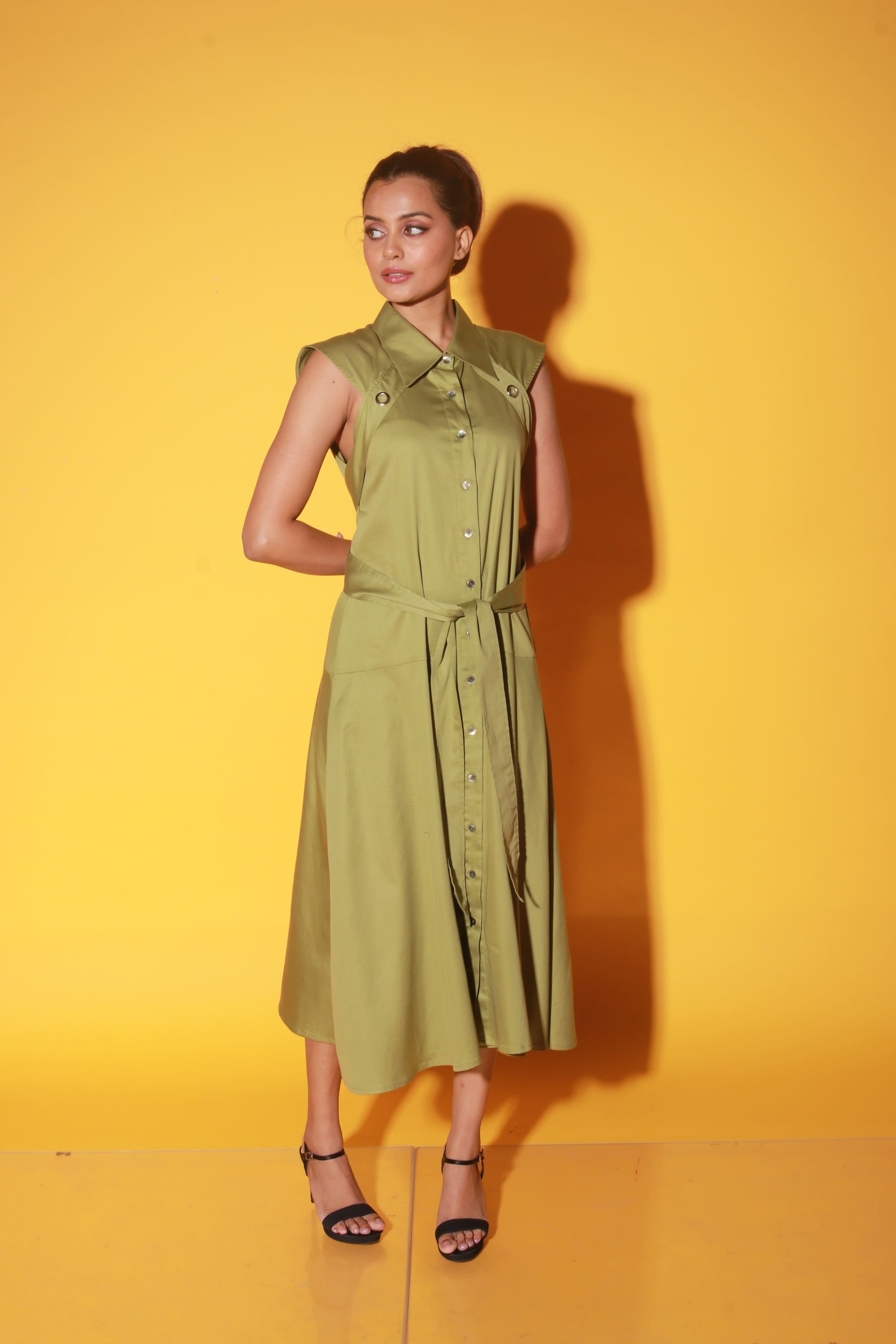 Knee length dress with collar