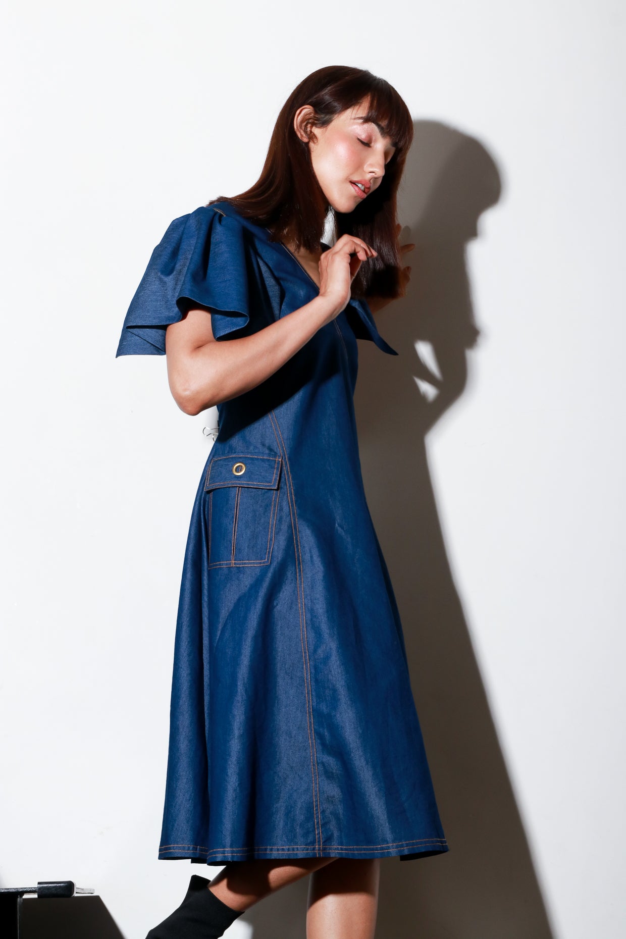 Denim flared midi-dress with detachable sleeves and side two pockets.