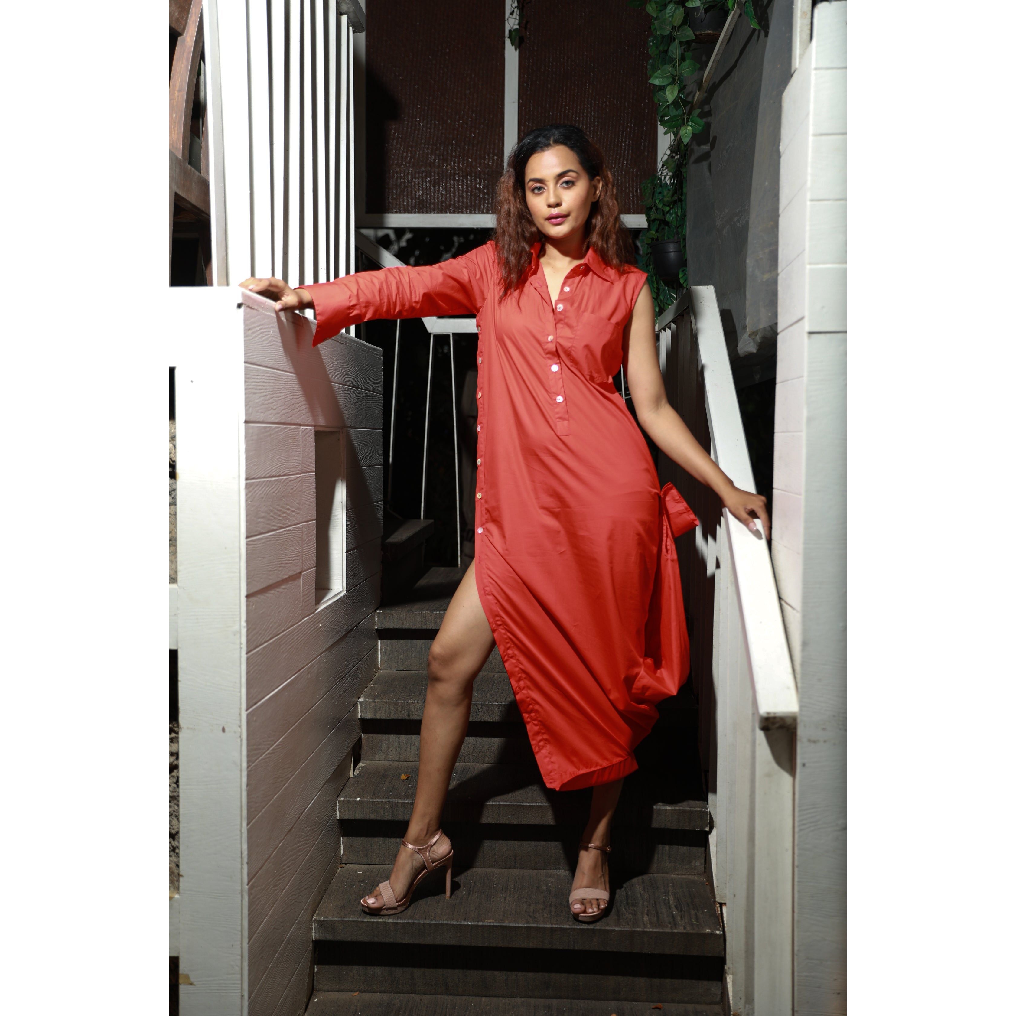 Shirt dress with collar feature at the bottom