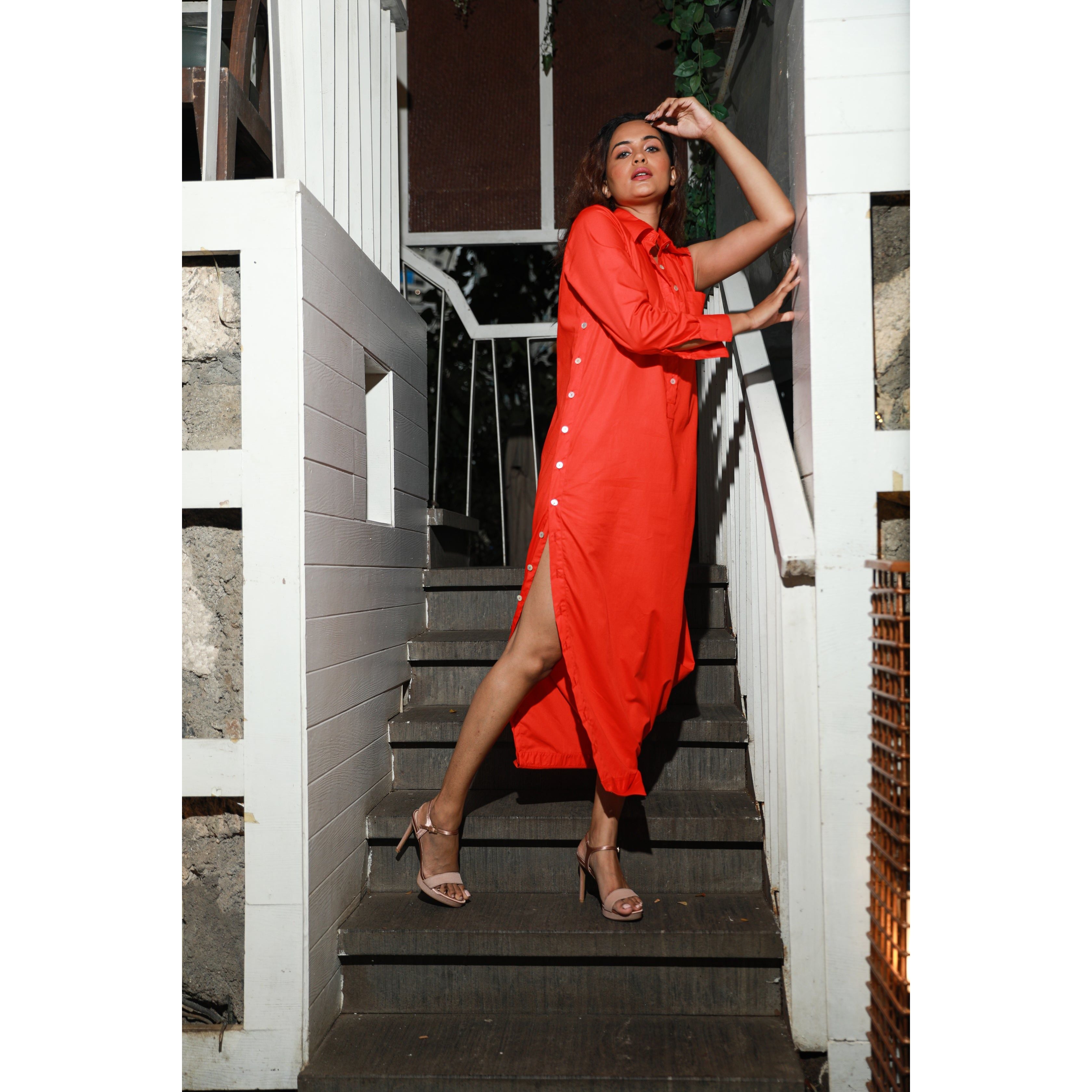 Shirt dress with collar feature at the bottom