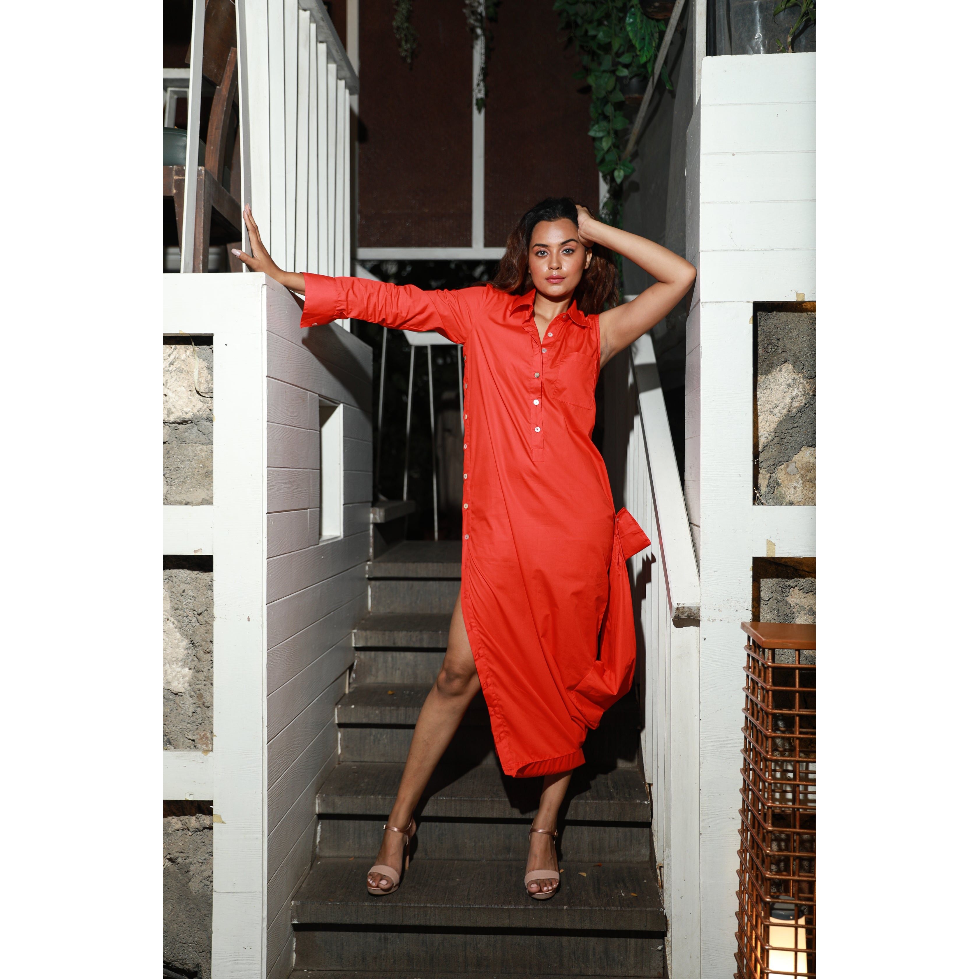 Shirt dress with collar feature at the bottom