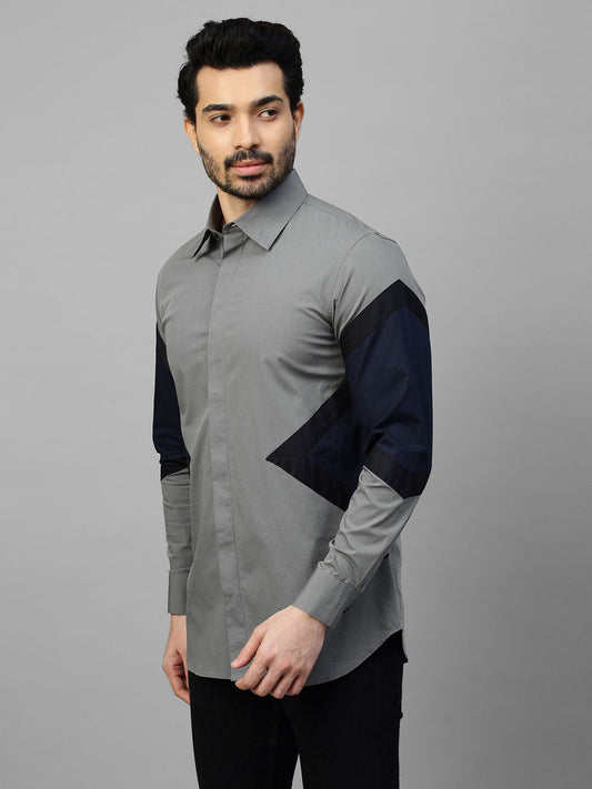 Grey shirt with arrow feature