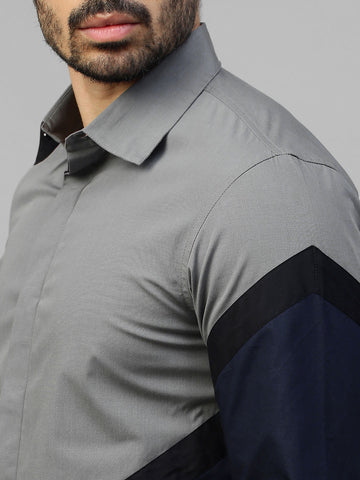 Grey shirt with arrow feature